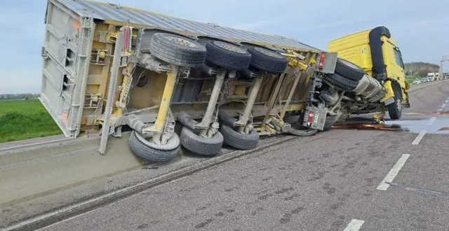 photo  un accident impliquant un poids lourd seul s’est produit ce mardi 24 mars 2026, peu avant 14 h, sur l’a84, à hauteur de verson, aux portes de caen (calvados). le camion, transportant 44 tonnes de gravier, s’est couché sur le terre-plein central de l’autoroute.  &copy;  collection privée 