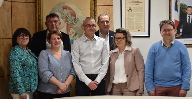 photo  olivier hemonnet et ses six adjoints  &copy;  ouest-france 