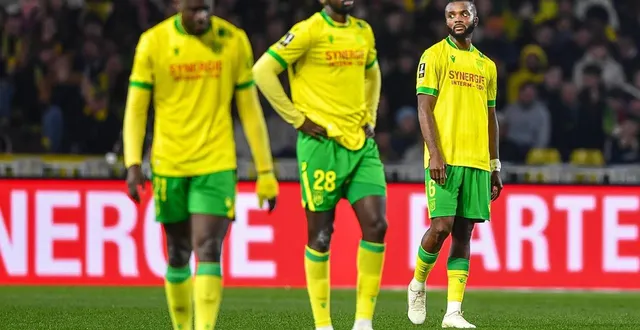 photo  les nantais, tête basse, à l’issue de la défaite (2-3) contre le rc strasbourg, dimanche soir, à la beaujoire.  &copy;  simon torlotin / ouest-france 