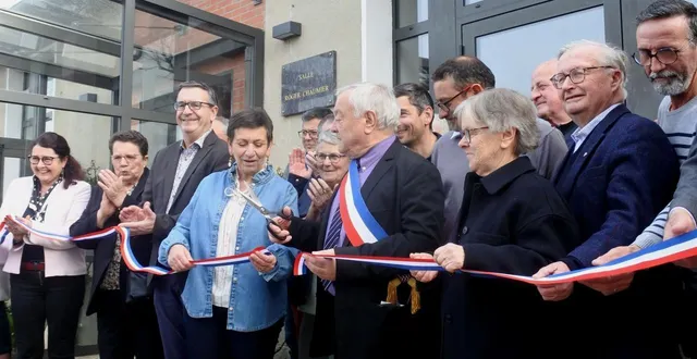 photo  émile guillon, maire de la chapelle-aux-choux de 2001 à mars 2026, a coupé le ruban inaugural de la salle socioculturelle.  &copy;  ouest-france 