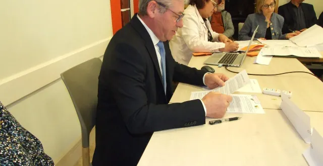 photo  le nouveau maire raymond esnault présentait à ses colistiers us et coutumes de leur fonction.  &copy;  ouest-france 