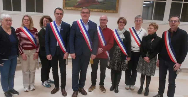photo  au centre, le maire de montval-sur-loir, hervé roncière, entouré des maires délégués  &copy;  ouest-france 