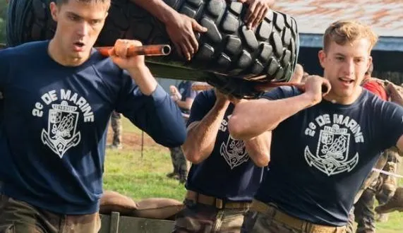 photo  la « retourne de pneus » figure au menu de la première édition de cet 