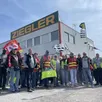 photo  de nombreux salariés des transports ziegler, issus des agences de normandie, bretagne et des pays de la loire, se sont réunis ce mardi 24 mars 2026 devant le site vendéen de l’entreprise, aux herbiers. 