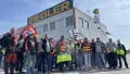 photo  de nombreux salariés des transports ziegler, issus des agences de normandie, bretagne et des pays de la loire, se sont réunis ce mardi 24 mars 2026 devant le site vendéen de l’entreprise, aux herbiers. 