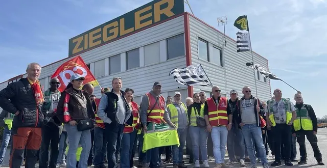 photo  de nombreux salariés des transports ziegler, issus des agences de normandie, bretagne et des pays de la loire, se sont réunis ce mardi 24 mars 2026 devant le site vendéen de l’entreprise, aux herbiers.  &copy;  ouest-france 