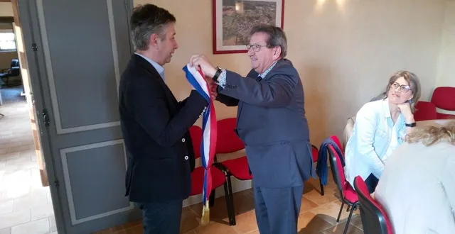 photo  épaule droite, le bleu tourné vers le col. pas si évident pour un maire fraîchement élu de porter l’écharpe tricolore. il a fallu dominique leroy, puis son adjointe alexandra brevet, pour aider philippe rebelo à se parer du symbole municipal.  &copy;  ouest-france 