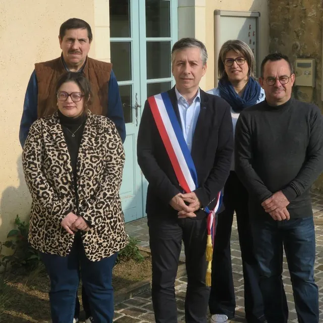 Philipe Rebelo (au centre), le nouveau maire et ses adjoints Sonia Sallé, Joel Rougé (à gauche), Alexandra Brevet Noel Fouilleul (à droite). Ouest-France photo philipe rebelo (au centre), le nouveau maire et ses adjoints sonia sallé, joel rougé (à gauche), alexandra brevet noel fouilleul (à droite). © ouest-france