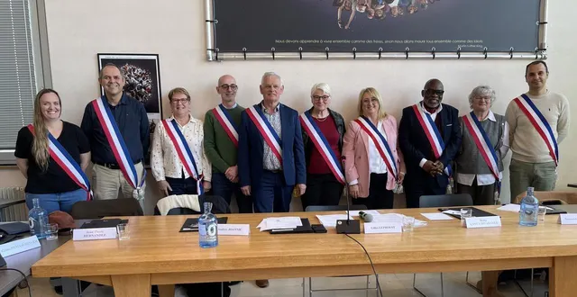 photo  gilles leproust et les adjoints, élus lors de la séance d’installation du conseil municipal.  &copy;  le maine libre 