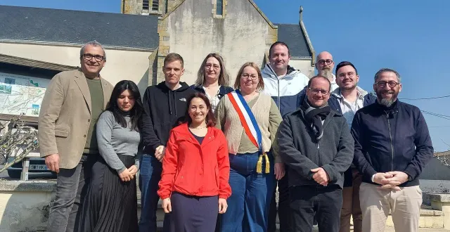 photo  delphine delannoy (au centre), valina fahy à sa droite, yoann bodin à sa gauche, stéphane morin (dernier rang, à gauche) et les élus du conseil municipal  &copy;  co 