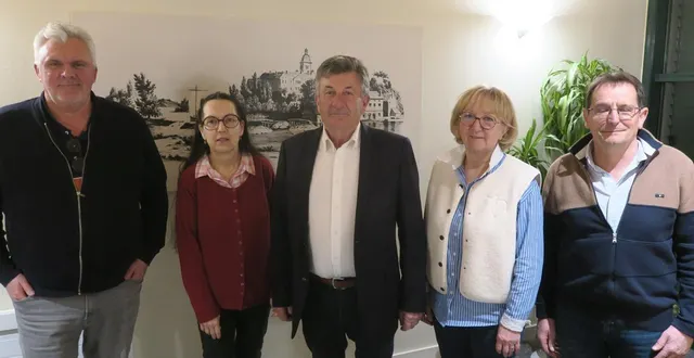 photo  pascal lelièvre (au centre) sera le maire cette mandature 2026-2033. ce vendredi 20 mars 2026, il a été élu à l’unanimité ainsi que ses adjoints frédéric top, hélène congard (à gauche), yvette gibon et patrick chotard (à droite).  &copy;  ouest-france 