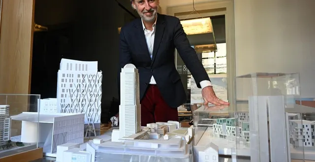 photo  angers, rue toussaint, 17 mars 2026. jérôme de crozé, 52 ans, devant des maquettes d’études réalisées par son agence, dont celle de la tour tip, un des projets lauréats du concours imagine angers inauguré en février 2023 dans les hauts-de-saint-aubin.  &copy;    co - laurent combet 