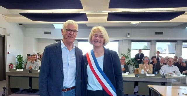 photo  samedi 21 mars 2026, dominique bréjeon laissait son écharpe de maire à sa dauphine isabelle raimbault, signifiant ainsi la fin de son engagement politique.  &copy;  ouest-france 