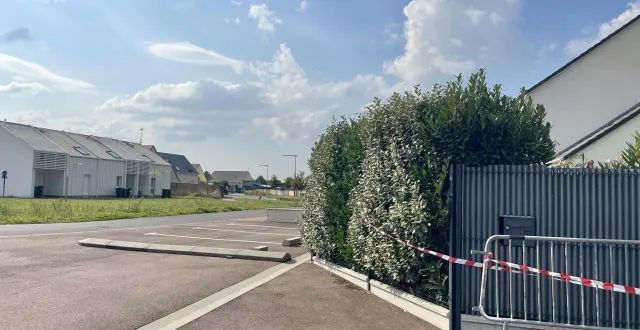 photo  ce parking au premier plan, où s’était garée une voiture avec des fausses plaques, lors des coups de feu à argences, le 10 septembre 2024, a été passé au peigne fin par les gendarmes, après avoir été entouré de rubalises.  &copy;  archives ouest-france 