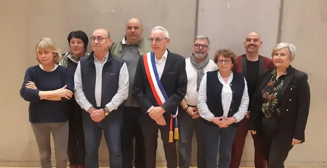 photo  vendredi 20 mars 2026, le maire daniel raverdy, entouré des maires délégués et des adjoints. il succède au maire jean-pierre hébé.  &copy;  ouest-france 