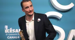 actu cin&eacute;ma  pierre lottin avec son césar du meilleur acteur dans un second rôle, à l’issue de la 51e cérémonie des césar, fin février. 