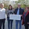 photo  le couple gabillard a remis un chèque de 1 400 € aux responsables de l’école du sacré-cœur de sainte-gemmes-d’andigné. 