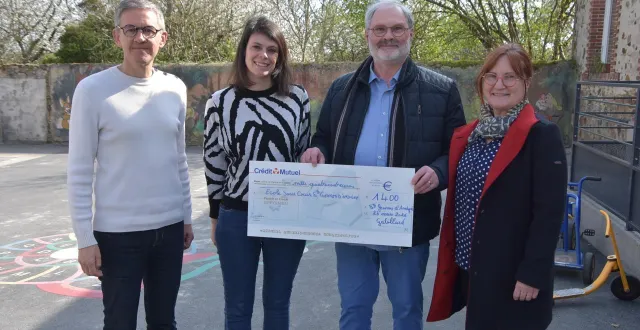 photo  le couple gabillard a remis un chèque de 1 400 € aux responsables de l’école du sacré-cœur de sainte-gemmes-d’andigné.  &copy;  co - joël audouin 