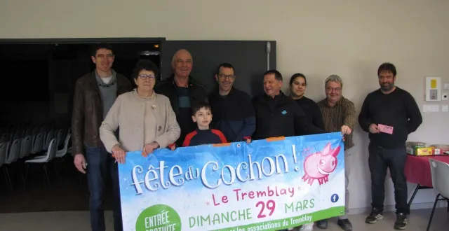 photo  plusieurs responsables devant la banderole qui annonce la fête.  &copy;  co 