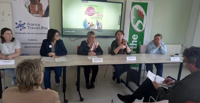 photo  anne-marie barbeau, au centre, avec les acteurs de l’opération, à fresnay-sur-sarthe.  &copy;  ouest-france 