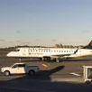 photo  un avion de ligne embraer erj-175 d’air canada express à l’aéroport laguardia à new york, aux états-unis, le 12 novembre 2024. un appareil de la compagnie s’est crashé sur ce même aéroport, dimanche 22 mars 2026. 