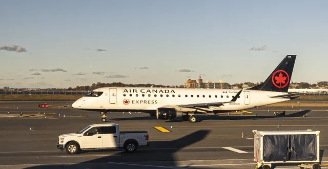 photo  un avion de ligne embraer erj-175 d’air canada express à l’aéroport laguardia à new york, aux états-unis, le 12 novembre 2024. un appareil de la compagnie s’est crashé sur ce même aéroport, dimanche 22 mars 2026.  &copy;  photo : nicolas economou via nurphoto via afp 
