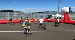 photo  des basketteurs du club handisport basket lors de la deuxi�me �dition, en 2025, de tous au sport, au stade marie-marvingt, au mans. image d’illustration. 