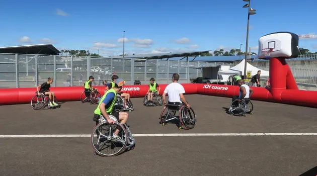 photo sport  des basketteurs du club handisport basket lors de la deuxième édition, en 2025, de tous au sport, au stade marie-marvingt, au mans. image d’illustration. 