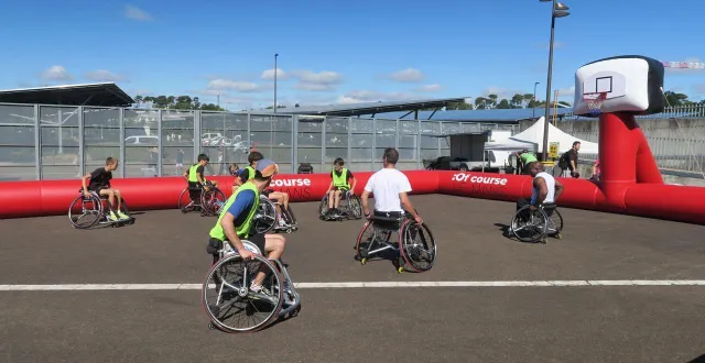 photo  des basketteurs du club handisport basket lors de la deuxième édition, en 2025, de tous au sport, au stade marie-marvingt, au mans. image d’illustration.  &copy;   archives ouest-france 
