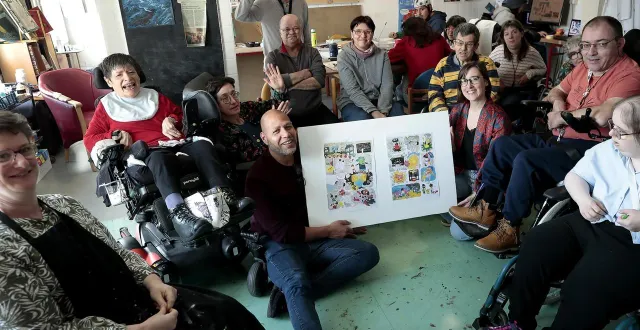 photo  jean philppe et héloïse boisseau présentent les deux planches réalisées par dix-neuf résidents du foyer de vie des genêts.  &copy;  co – benoit felace 