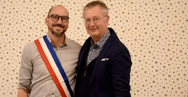 photo  un passage de flambeau plein d’émotions à la mairie d’écuillé entre jean-louis demois et mickaël breton.  &copy;  co 