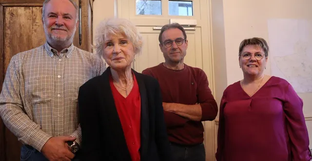 photo  yves-marie roblot (1er adjoint), annick barthelaix, la nouvelle maire d’asnières-sur-vègre, thierry bouvet (3e adjoint) et brigitte cartier (2e adjointe) ont été élus vendredi 20 mars 2026.  &copy;  ouest-france 