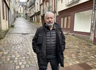 photo  sorj chalandon dans la grande-rue à laval. 