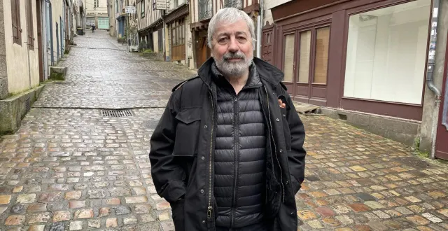 photo  sorj chalandon dans la grande-rue à laval.  &copy;  ouest-france 