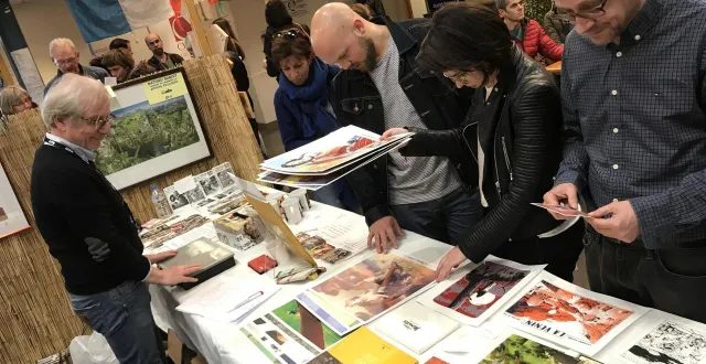 photo  des planches et des vaches, c’est l’occasion de découvrir des bd et d’échanger sans chichis avec leurs auteurs – ici, lors d’une édition précédente, avec le dessinateur olivier taduc en dédicace.  &copy;  archives ouest-france 