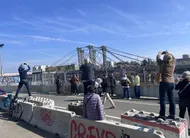 photo  côté quai de la fosse, on essaie de prendre de la hauteur pour avoir la meilleure vue possible sur la barge, paula, et sa cargaison, la charpente métallique. une étape essentielle de la réalisation du nouveau pont anne-de-bretagne. 