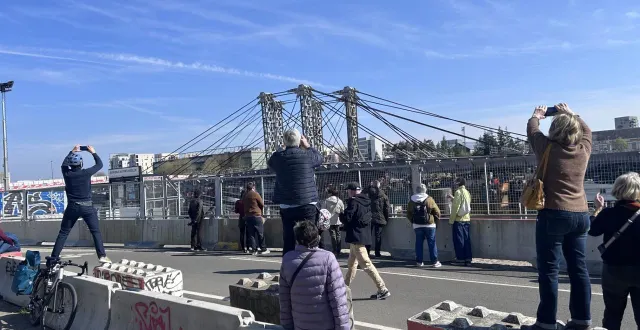photo  côté quai de la fosse, on essaie de prendre de la hauteur pour avoir la meilleure vue possible sur la barge, paula, et sa cargaison, la charpente métallique. une étape essentielle de la réalisation du nouveau pont anne-de-bretagne.  &copy;  ouest-france 