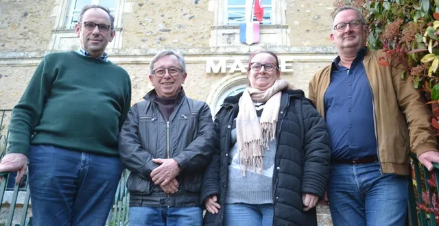 photo  antoine d’amécourt (à gauche) en compagnie de ses trois adjoints (de gauche à droite : michel martinucci, sandrine heurtebise et pascal leroy).  &copy;  le maine libre 