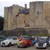 photo  départ du rallye 2025 au pied du donjon de ces véhiculesrares et renommés 