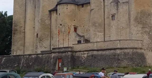 photo  départ du rallye 2025 au pied du donjon de ces véhiculesrares et renommés  &copy;  co 