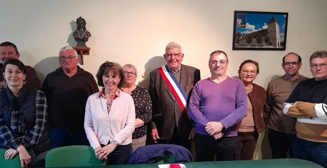 photo  thierry clérembaux (avec l’écharpe tricolore) réélu maire, au milieu des conseillers.  &copy;  fournie par la mairie de fleuré 