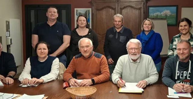 photo  philippe alleaume, entouré de ses adjoints, emmanuel huvé, aurélie chaventré et michel grippon, et des membres du conseil.  &copy;  ouest-france 