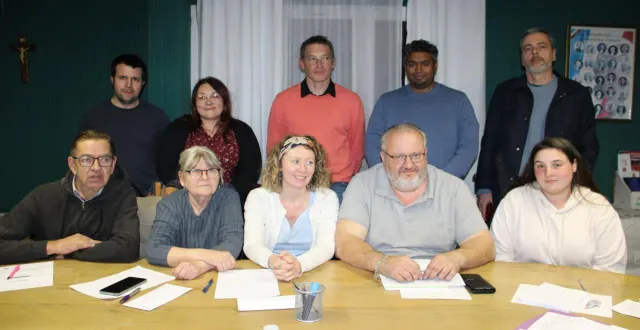 photo  de gauche à droite. assis : frédéric alzamora, marie-hélène cassol, alicia guérain (adjointe), jean-paul cavey (maire) et solène carpentier. au second rang : freddy garcia, chloé hamard, frédéric vannier, névin soomadoo et mickaël zeymes. sabrina blais était absente.  &copy;  ouest-france 