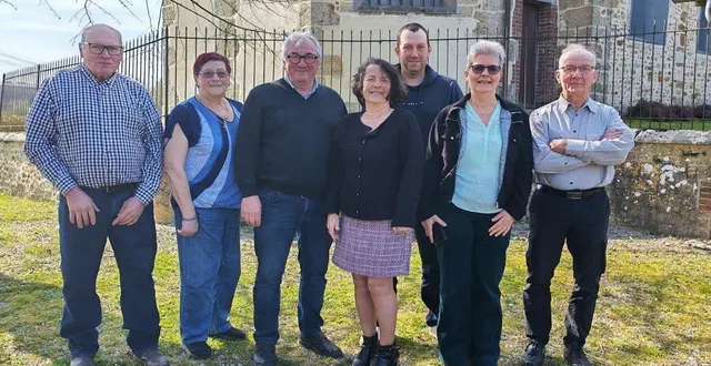 photo  le conseil municipal autour de chantal nicoleau (au centre) et françois roumier  (3e à gauche).  &copy;  ouest-france 
