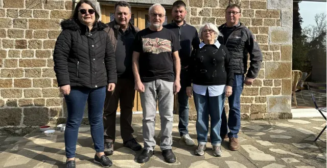 photo  le conseil municipal issu des urnes du 15 mars s’est réuni samedi pour son installation et l’élection du maire et des adjoints. élu au conseil en 1989 et maire du village depuis 1995, jacques drouin (au centre) a été reconduit pour un sixième mandat de maire. le conseil a également réélu les deux adjoints, stéphane guillais au poste de premier adjoint et claudine hubert à celui de deuxième adjointe.  &copy;  envoyée par la mairie 