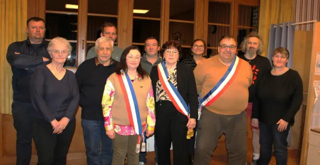 photo  au premier plan de gauche à droite : marcelle brosset, hubert boutaud de la combe, christelle watbot (2e adjointe), yvette férey (maire), olivier coënon (1er adjoint) et christelle floquet. en arrière-plan, de gauche à droite : jérôme yver, christophe chesnel, fabrice guénérie, ingrid rosa jacquemart et guillaume chardon.  &copy;  ouest-france 