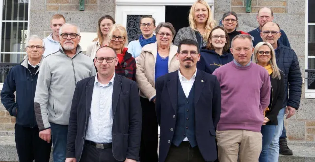 photo  au premier rang : julien salliot, maire délégué de clairefougère et maxime guilmin, le maire. au second rang : charles beauvois et guillaume couchaux, adjoints   (ghislaine deschamps, adjointe, était absente).  &copy;  ouest-france 