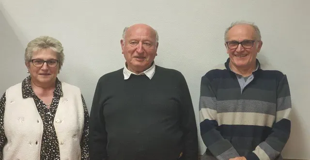 photo  claude ferouelle, réélu maire, entouré de thérèse gautier, première adjointe, et de gérald mazurier, deuxième adjoint.  &copy;  ouest-france 