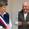 photo  véronique meyer a reçu l’écharpe de maire de monts-sur-orne des mains du l’édile sortant gilles mallet. 