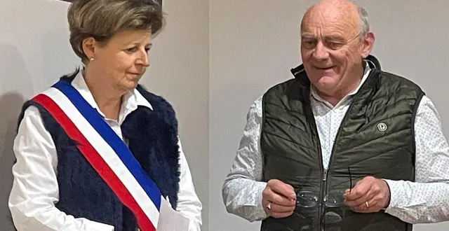 photo  véronique meyer a reçu l’écharpe de maire de monts-sur-orne des mains du l’édile sortant gilles mallet.  &copy;  véronique meyer 